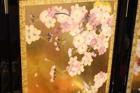 本物！桜の押し花屏風にお雛様。一つ一つ厳選した花びらを並べた職人技。粟生人形は色々な提案が出来ます。