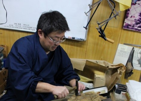 愛知県岡崎市で京甲冑 粟田口清信 兜 鎧 制作実演 いたします。場所は粟生人形特設展示会場です。