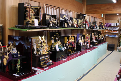 コンパクト飾り 収納飾り コーナー設置 ５月人形フェア開催中と粟生人形特設会場店内