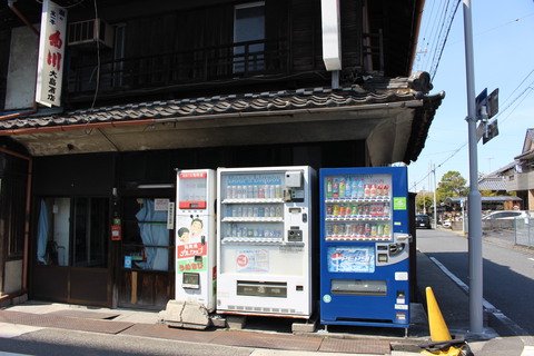 名古屋で懐かしい自販機？　今シーズンの節句人形配達中にみつけました。