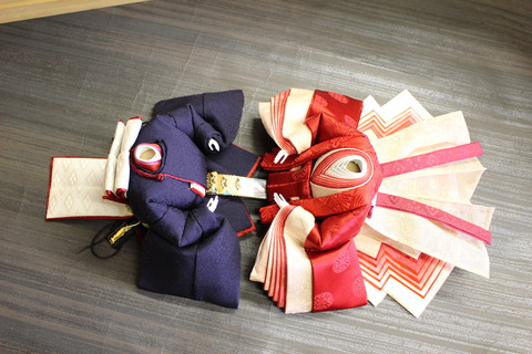 天然素材　日本の絹糸で織り上げた反物を使用して　雛人形を制作しました。